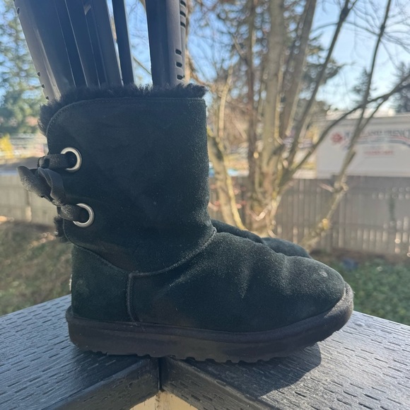 Ugg Women’s Bailey Bow Black Sheepskin Fur‎ Lined Boot Size 6 - Picture 1 of 9